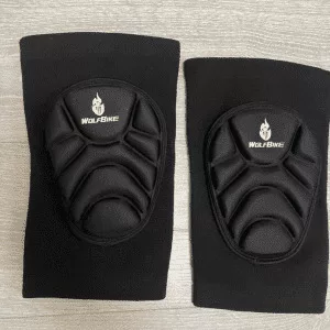 Am primit pantaloni scurți cu protecție pentru impact la snowboarding și protecție pentru genunchi de la clientul T*****r.