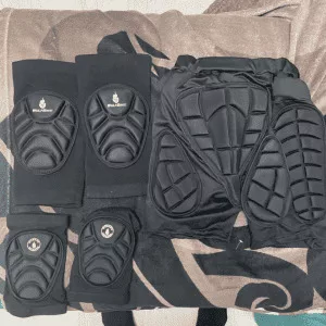 Am primit pantaloni scurți cu protecție pentru snowboarding și protecție pentru genunchi de la clienta L**a.